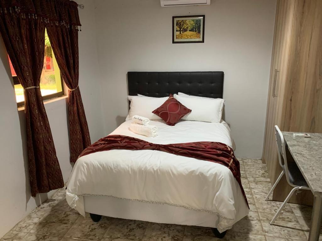 Juda Haus Lodge Katima Mulilo Eksteriør billede